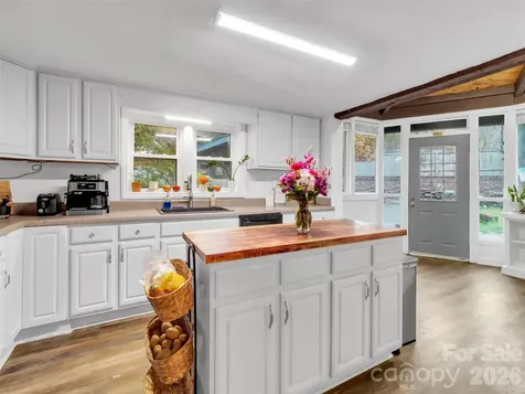 126 Arrowwood Way Canton NC 28716