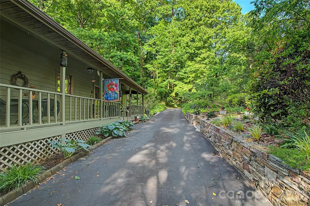 383 Ravenwood Lane Horse Shoe NC 28742