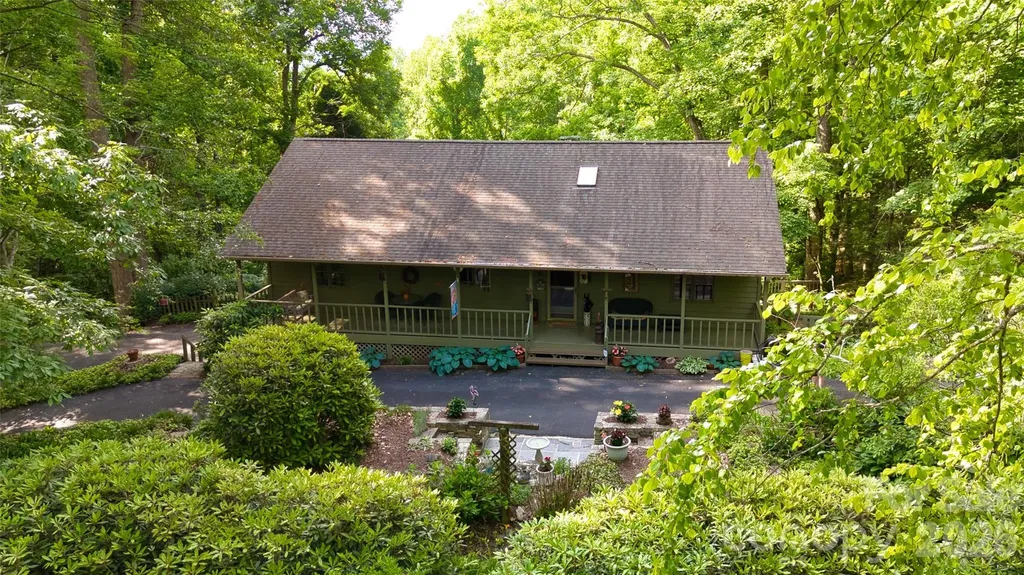 383 Ravenwood Lane Horse Shoe NC 28742