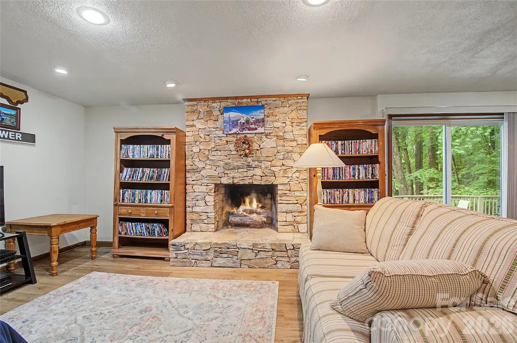 383 Ravenwood Lane Horse Shoe NC 28742