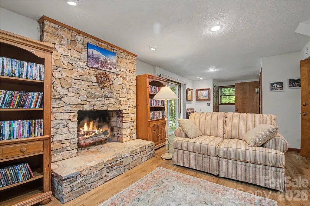 383 Ravenwood Lane Horse Shoe NC 28742