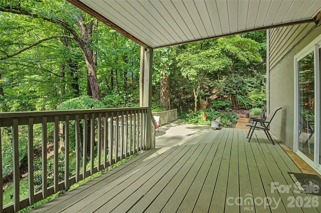 383 Ravenwood Lane Horse Shoe NC 28742