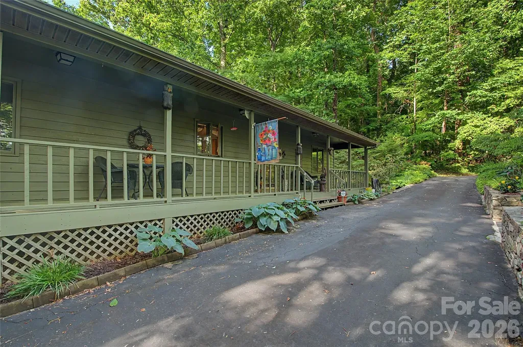 383 Ravenwood Lane Horse Shoe NC 28742