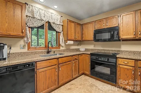 383 Ravenwood Lane Horse Shoe NC 28742