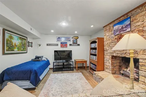383 Ravenwood Lane Horse Shoe NC 28742