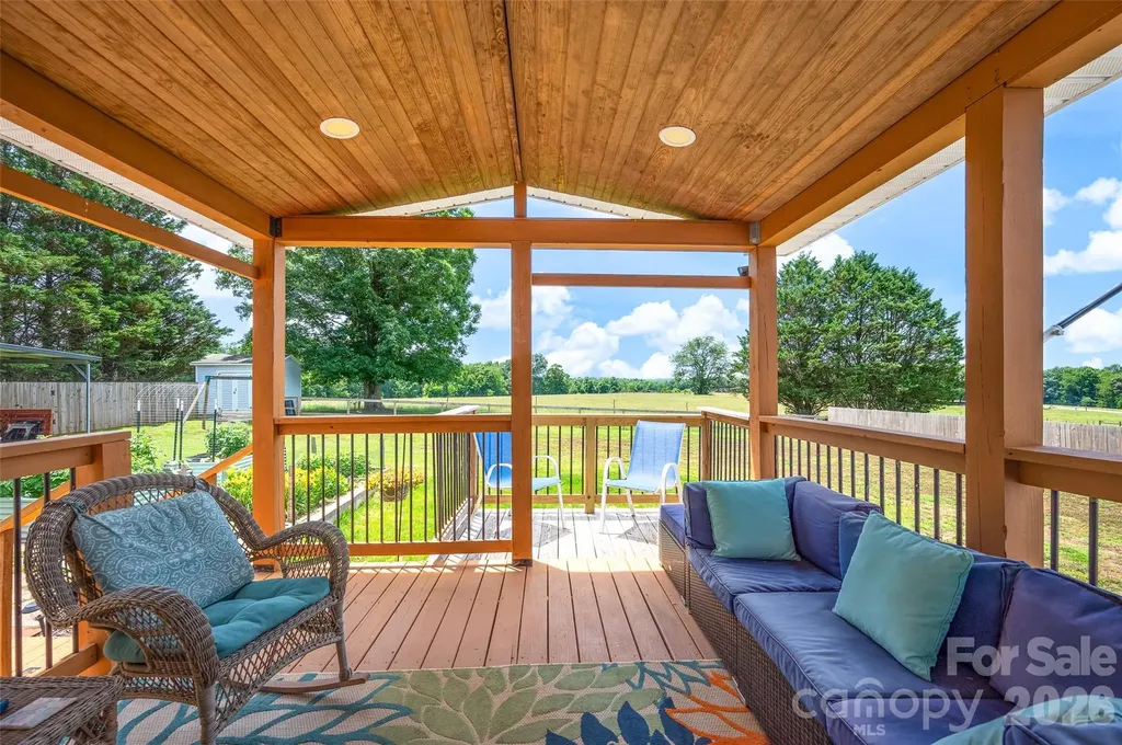 1008 Pine Ridge Drive Hamptonville NC 27020