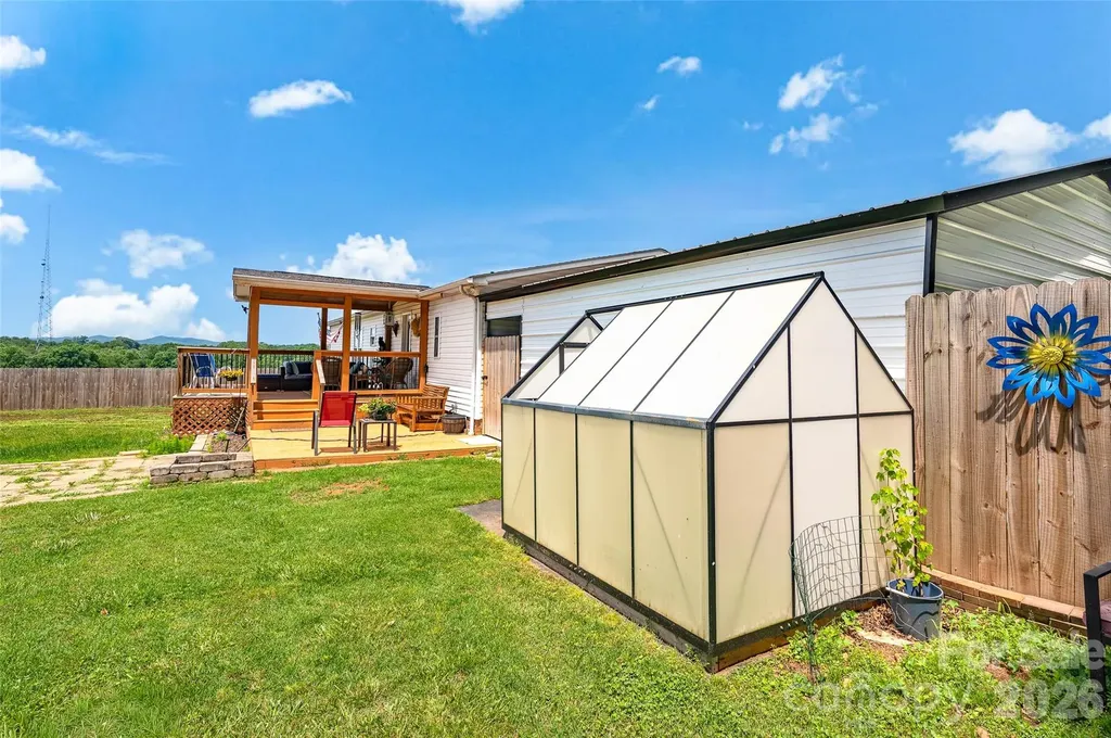 1008 Pine Ridge Drive Hamptonville NC 27020