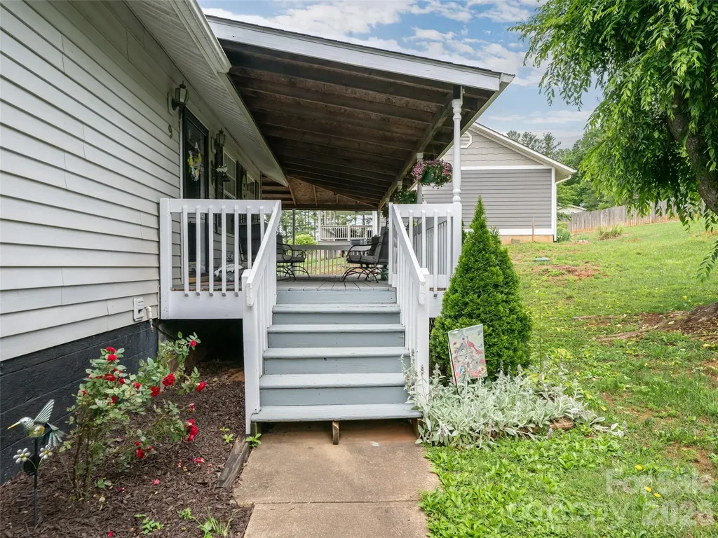 9 Coquina Lane Leicester NC 28748
