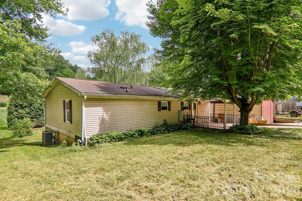 19 Dot Street Clyde NC 28721