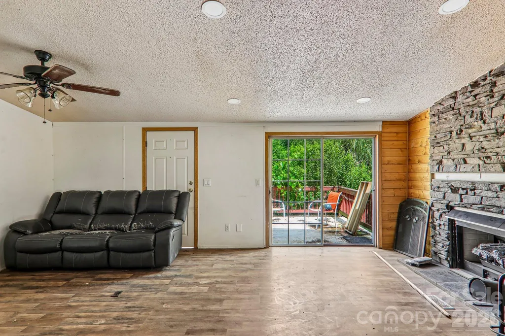 19 Dot Street Clyde NC 28721