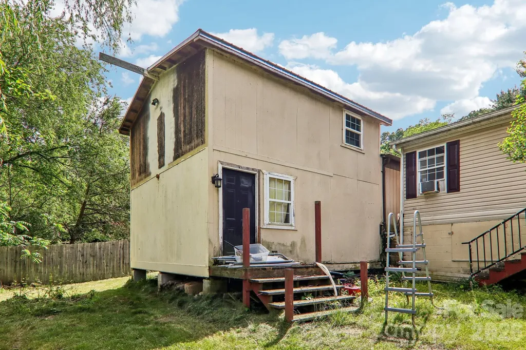 19 Dot Street Clyde NC 28721