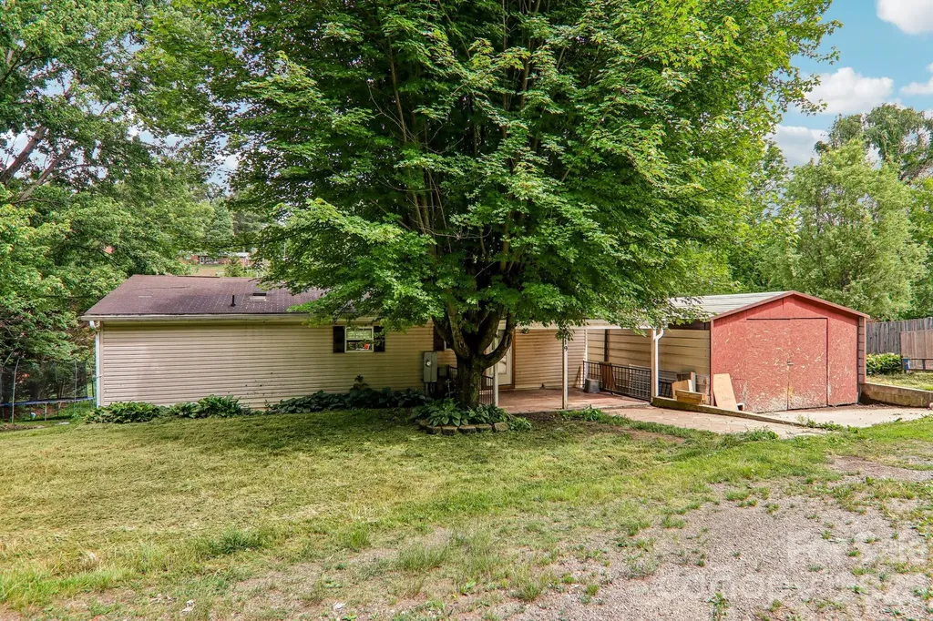19 Dot Street Clyde NC 28721