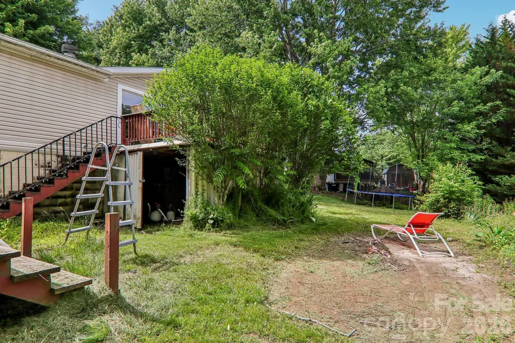 19 Dot Street Clyde NC 28721