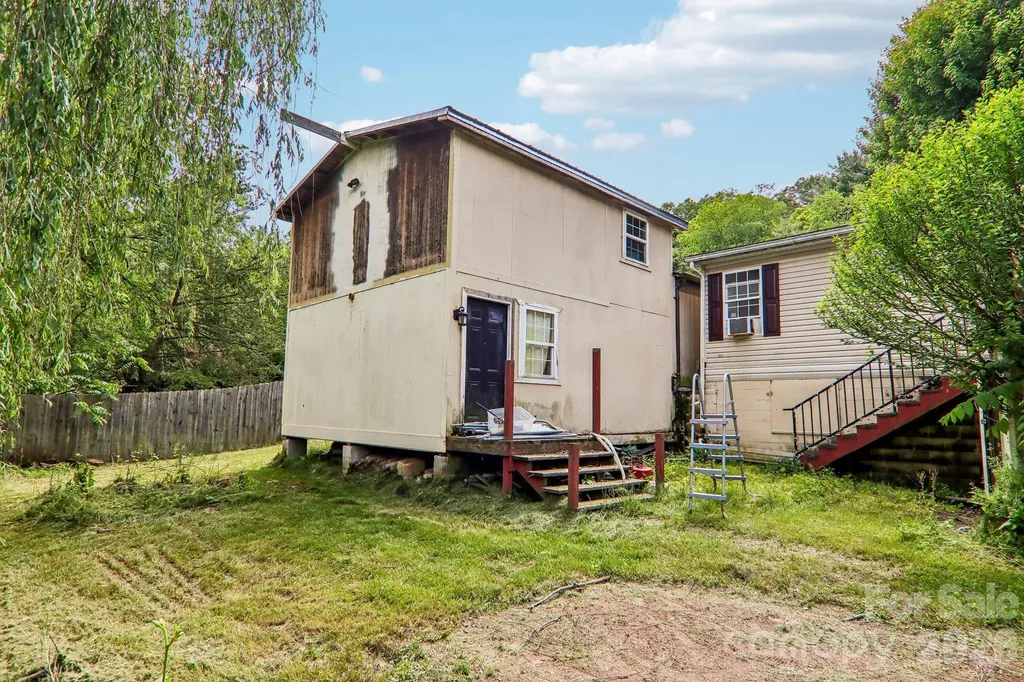 19 Dot Street Clyde NC 28721