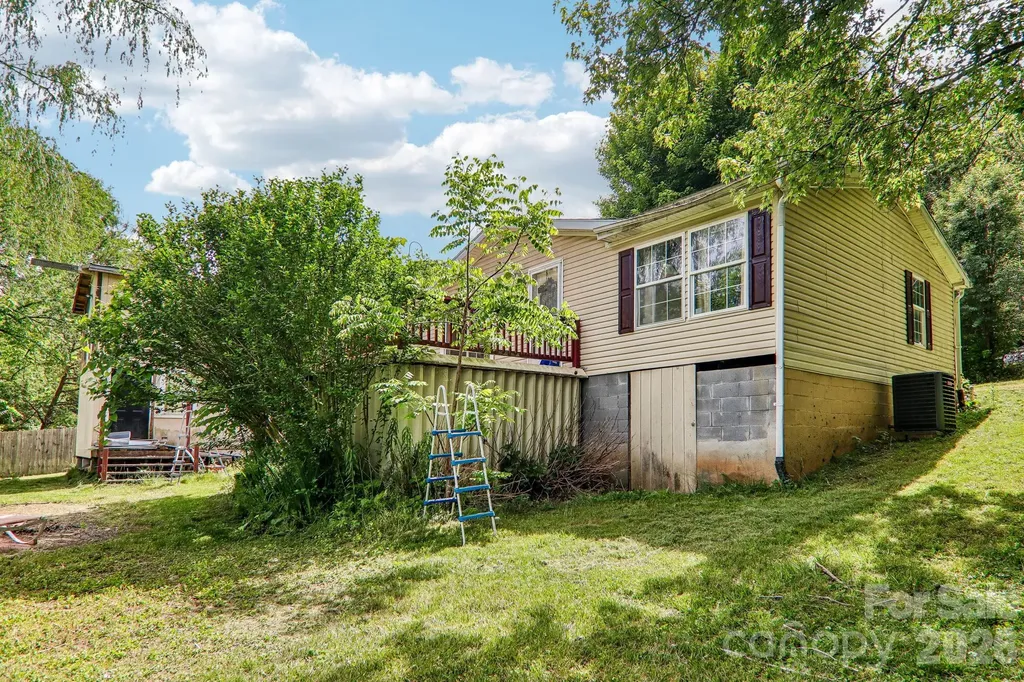 19 Dot Street Clyde NC 28721