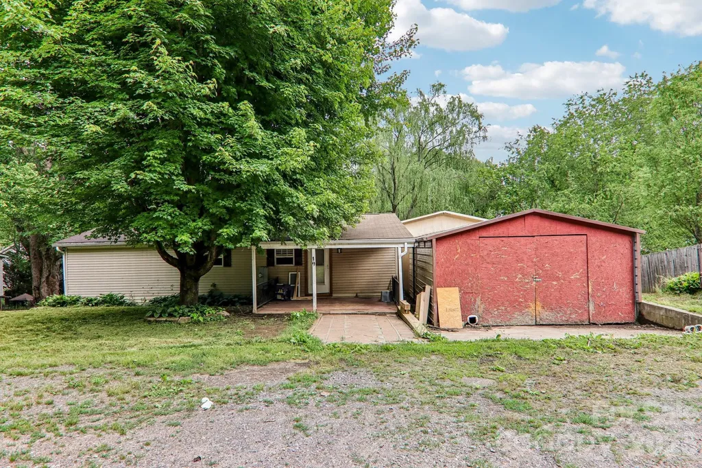 19 Dot Street Clyde NC 28721