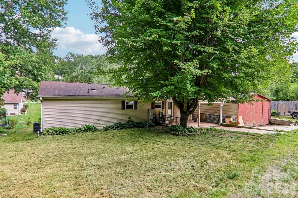 19 Dot Street Clyde NC 28721