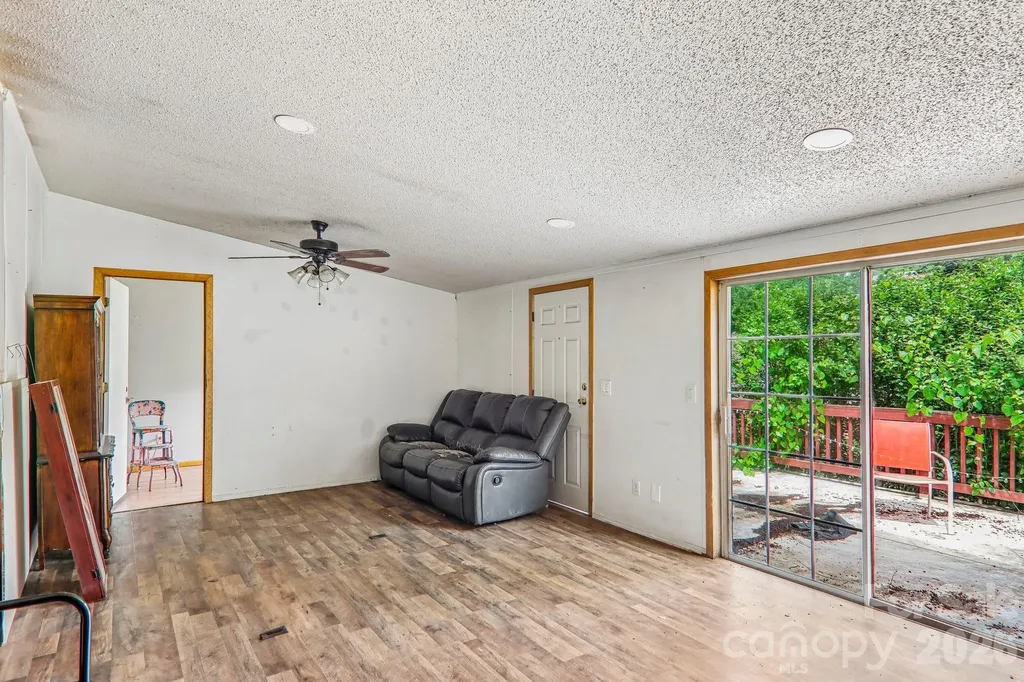 19 Dot Street Clyde NC 28721