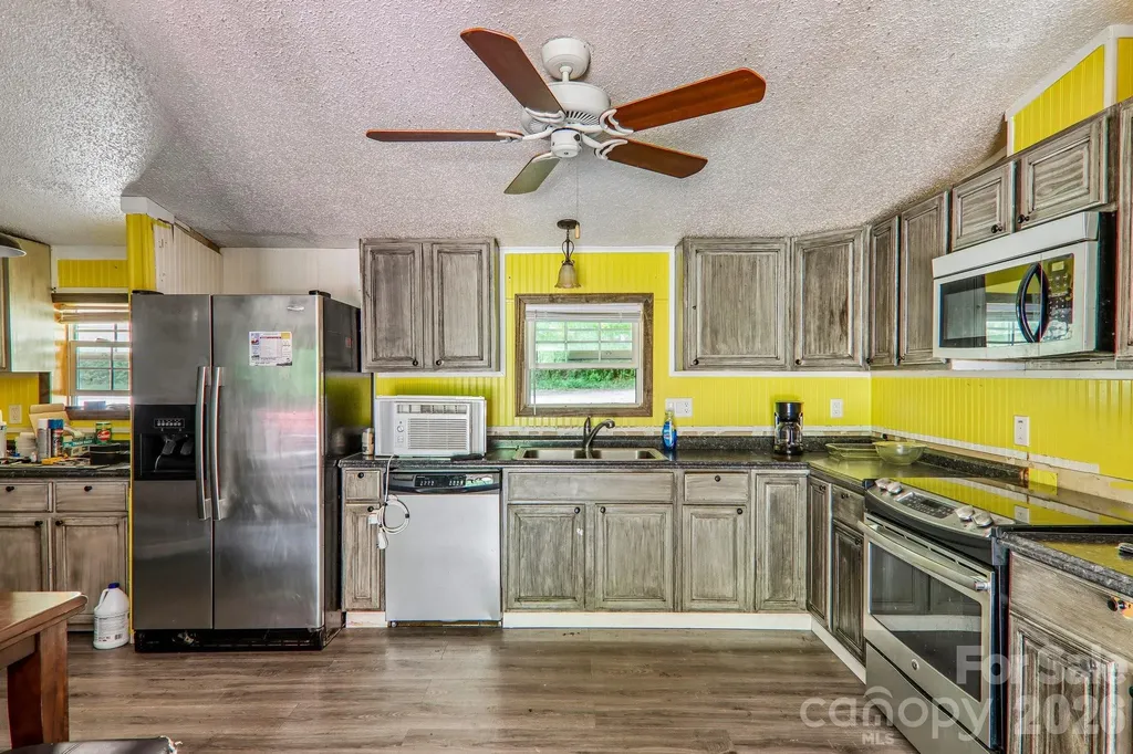 19 Dot Street Clyde NC 28721