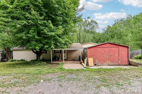 19 Dot Street Clyde NC 28721