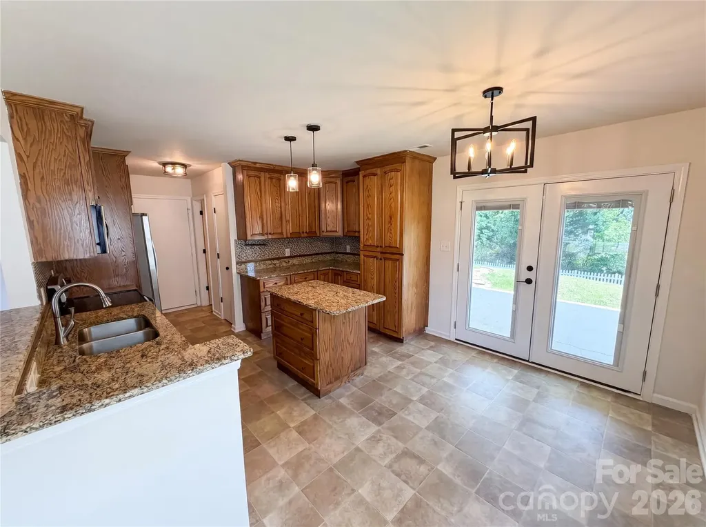 6121 Linda Vista Lane Charlotte NC 28216