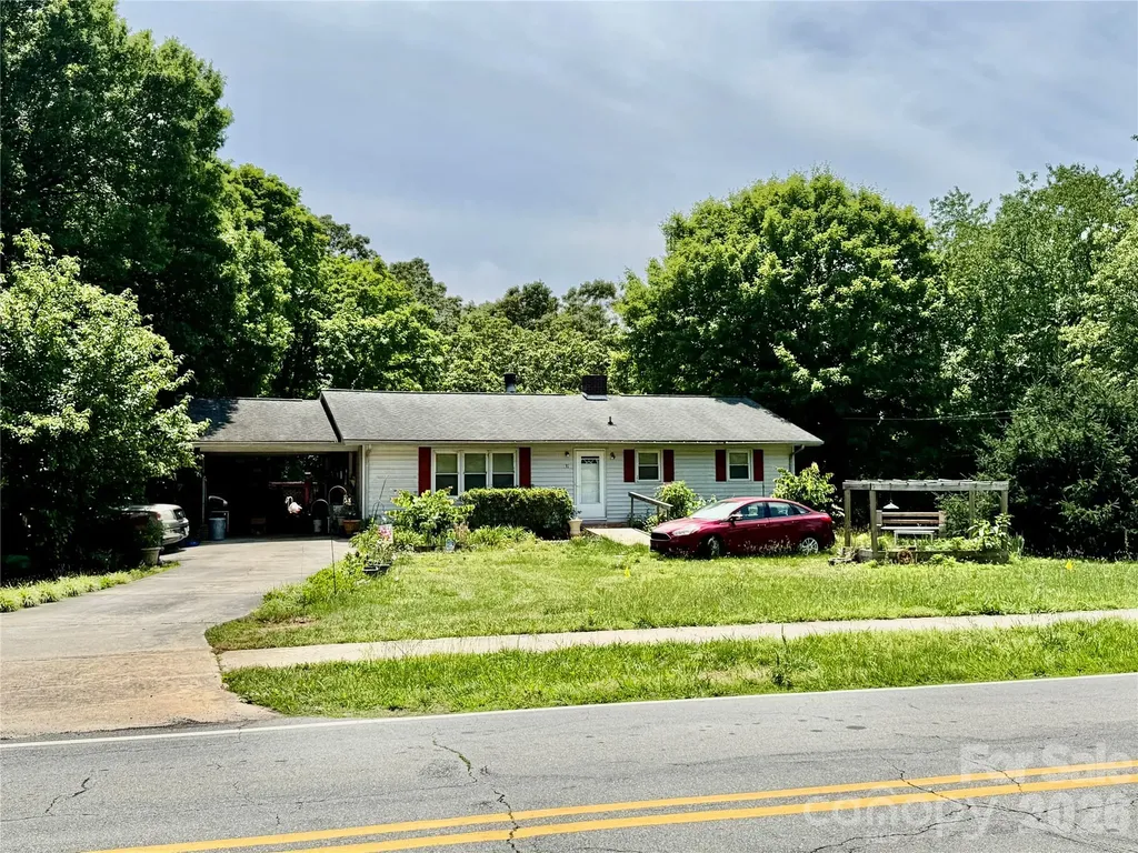 717 W Lee Avenue Yadkinville NC 27055