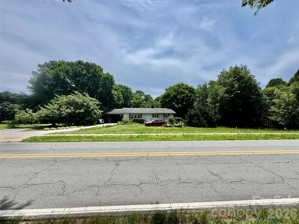 717 W Lee Avenue Yadkinville NC 27055