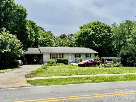 717 W Lee Avenue Yadkinville NC 27055