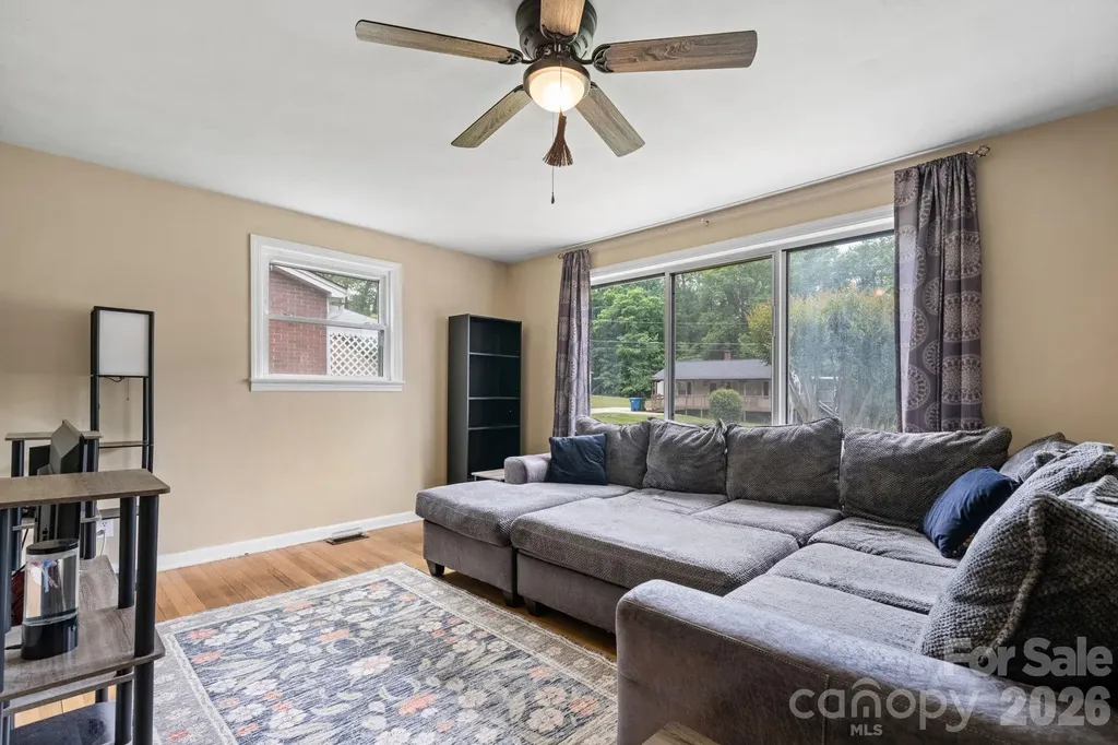 1423 16th Avenue NE Hickory NC 28601
