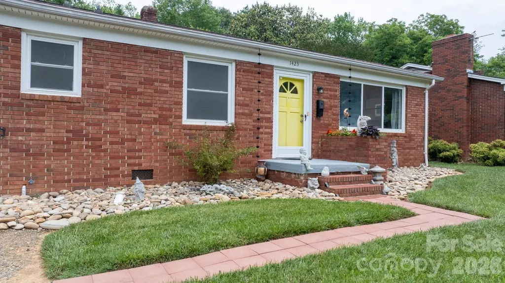 1423 16th Avenue NE Hickory NC 28601