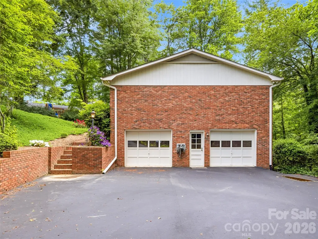 126 Surry Lane Hendersonville NC 28791