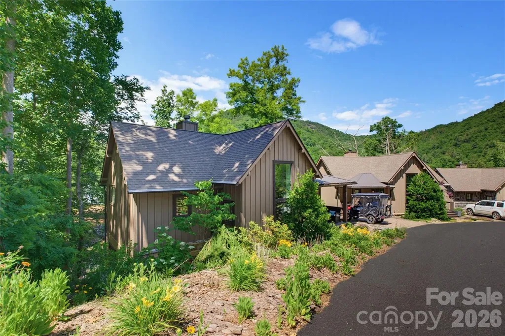 561 Harbor Ridge Drive Tuckasegee NC 28783