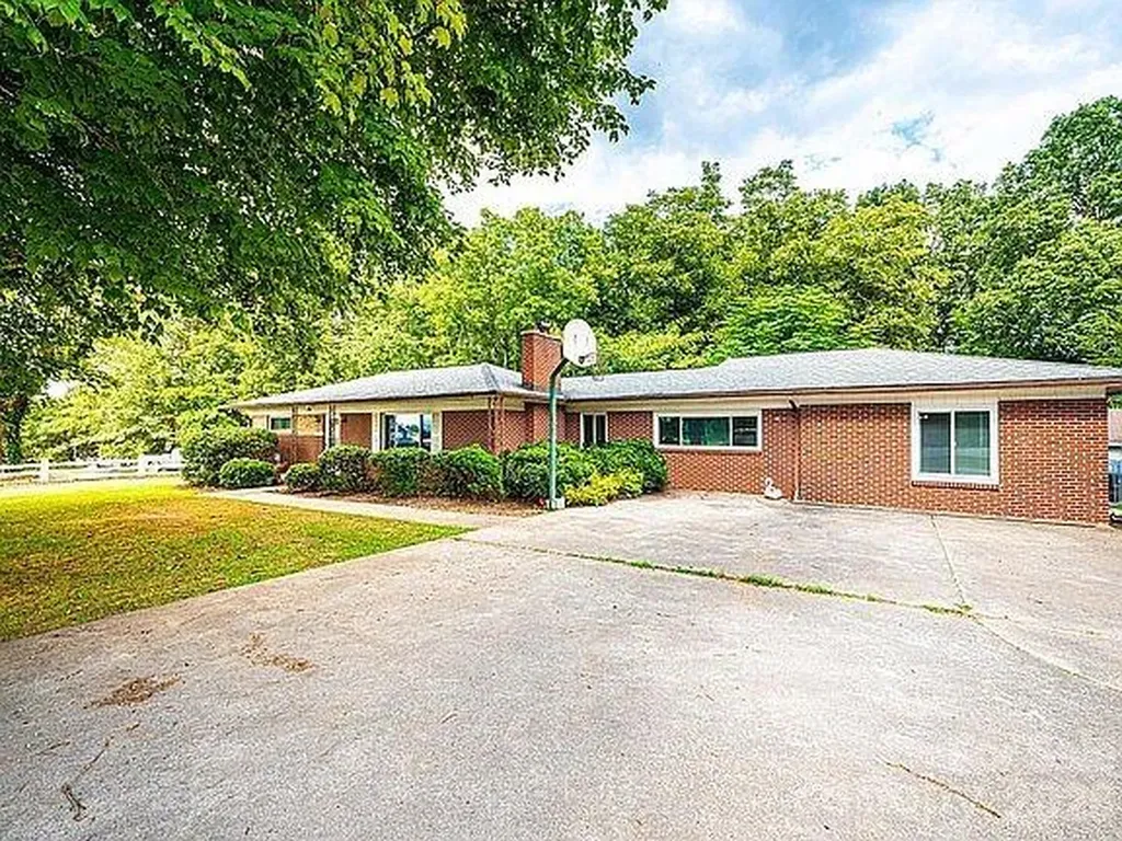 2089 Connelly Springs Road Lenoir NC 28645