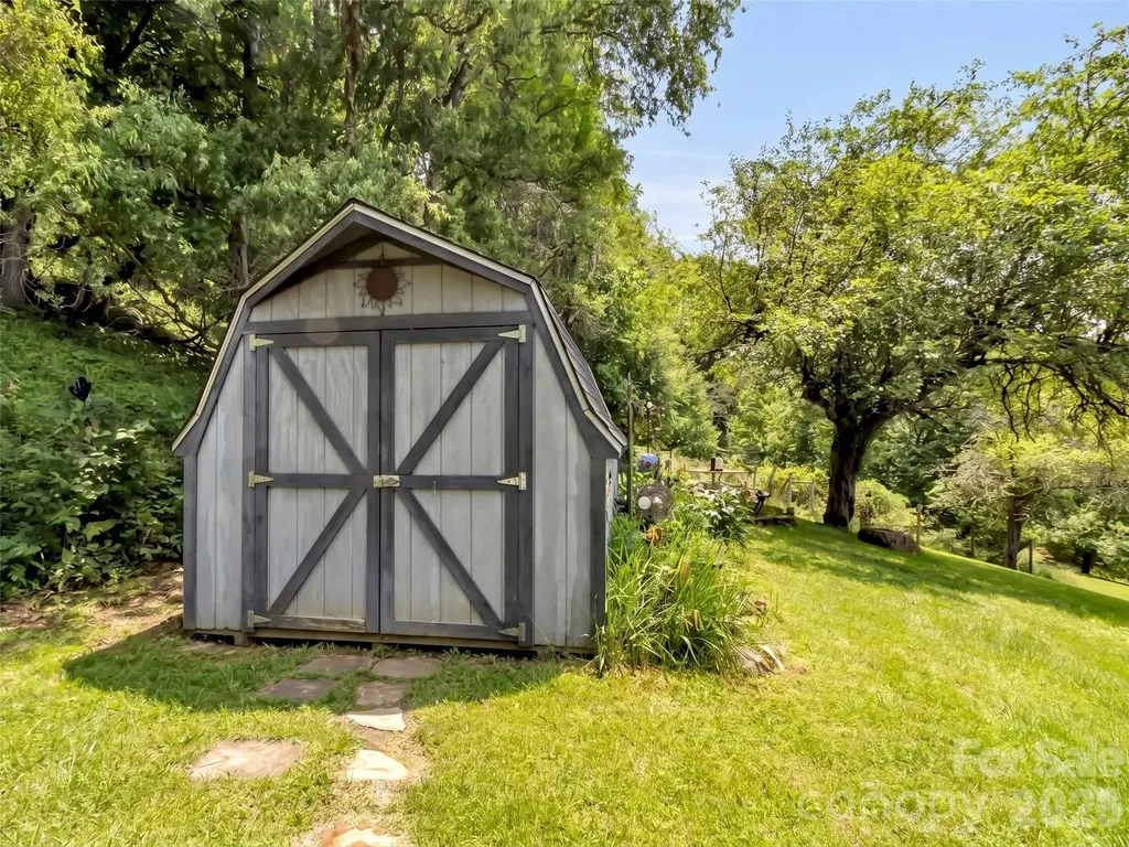 1592 Piney Hill Road Burnsville NC 28714