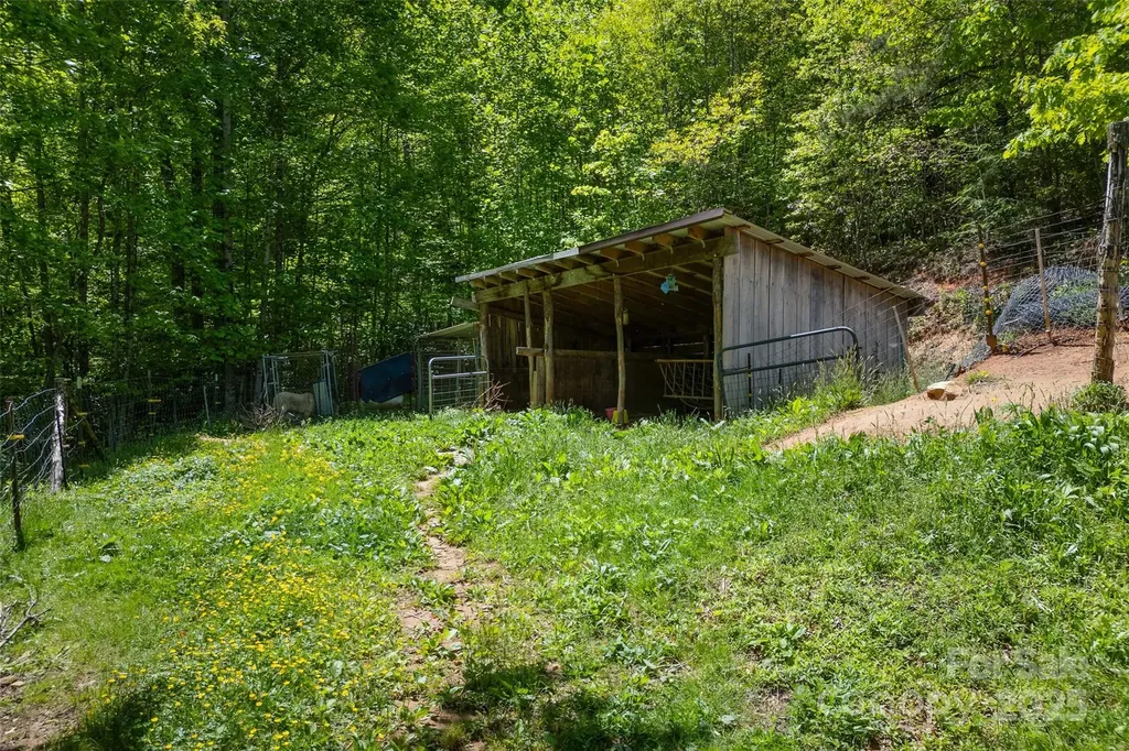1557 Shoal Creek Road Balsam Grove NC 28708
