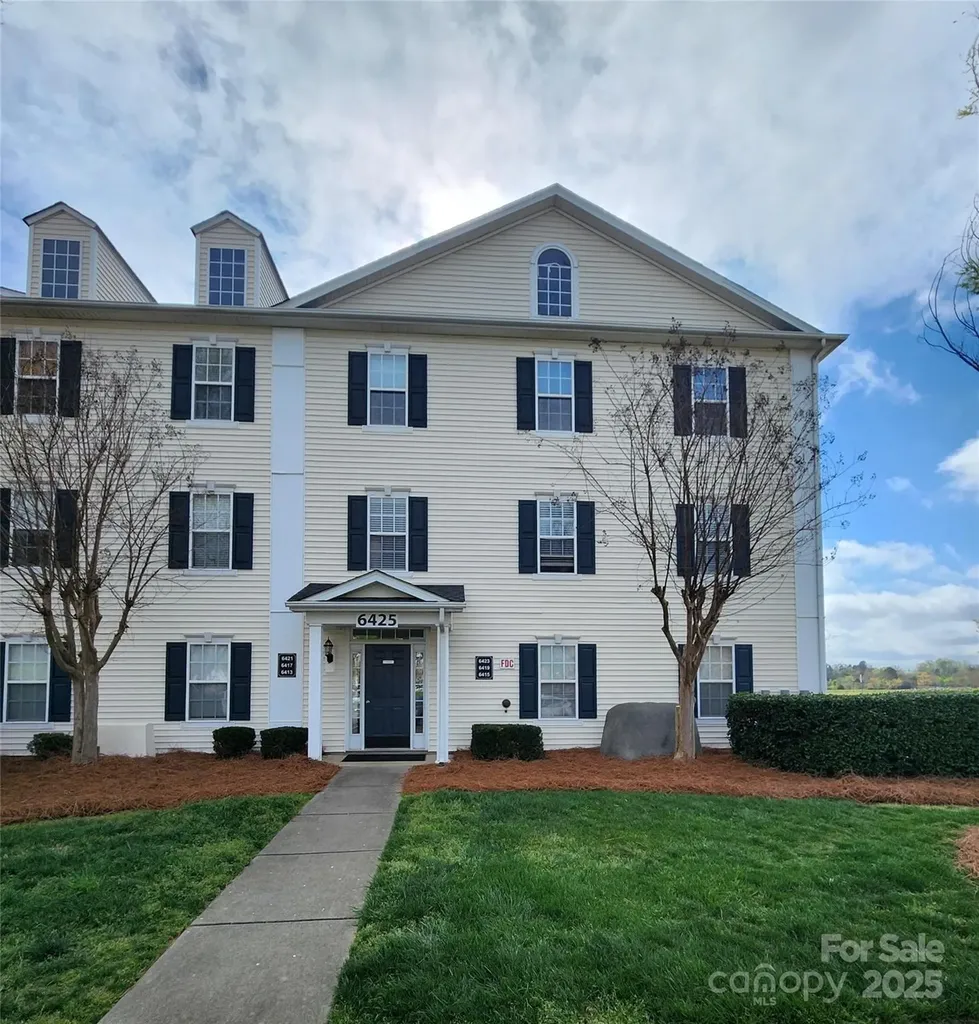 6423 Town Hall Place Harrisburg NC 28075