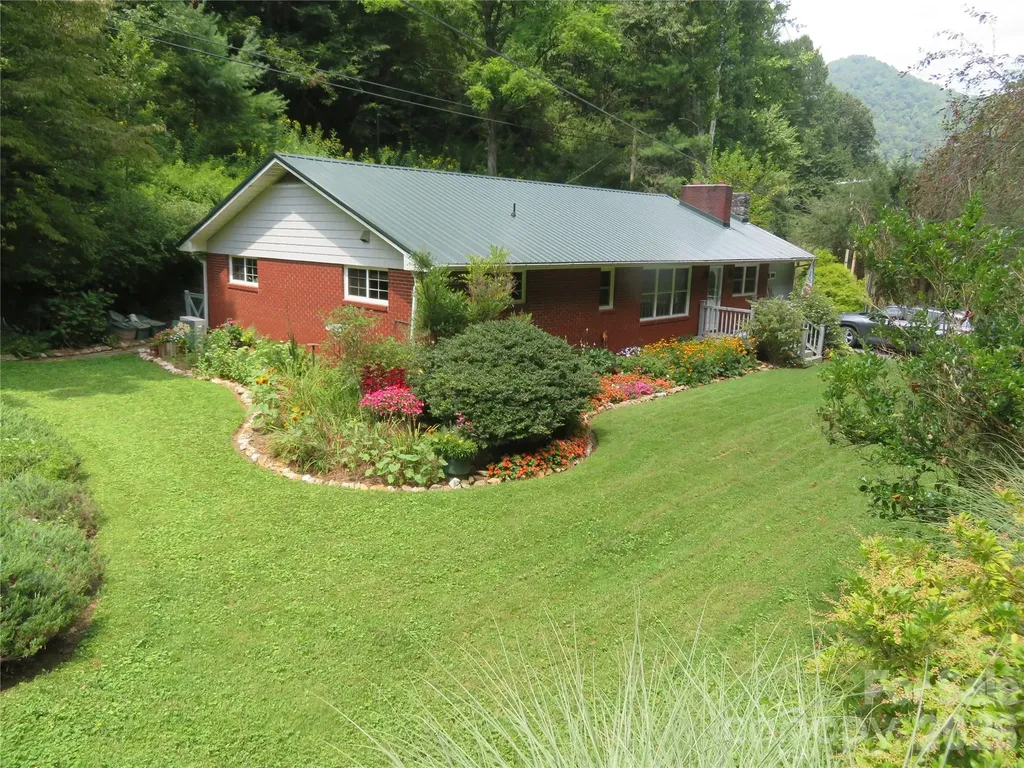 3829 Coxes Creek Road Burnsville NC 28714