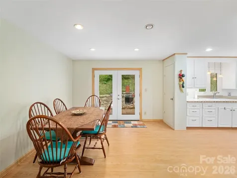 3829 Coxes Creek Road Burnsville NC 28714