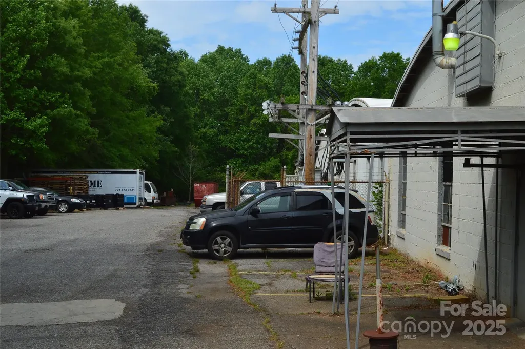1784 Salisbury Road Statesville NC 28677