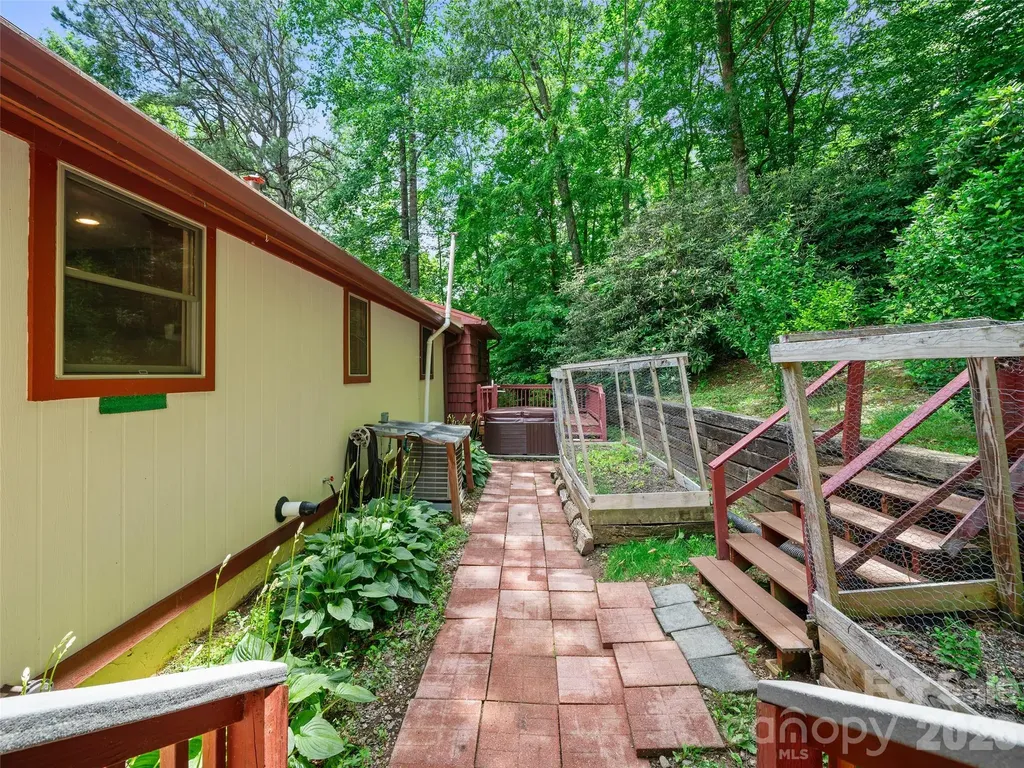 125 Heartland Lane Burnsville NC 28714