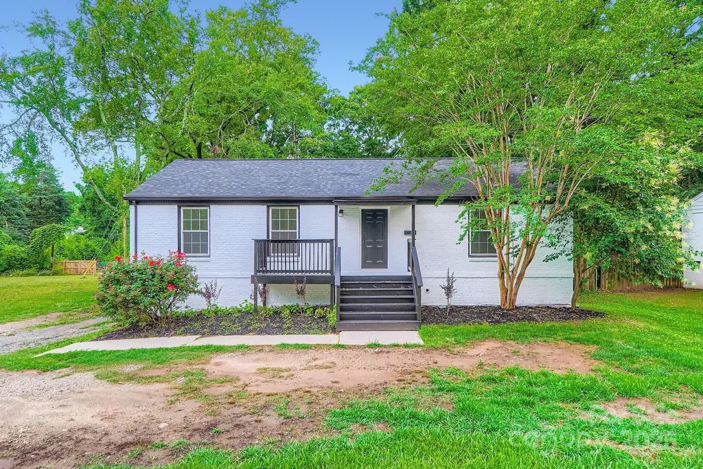 1224 E Woodlawn Road Charlotte NC 28209