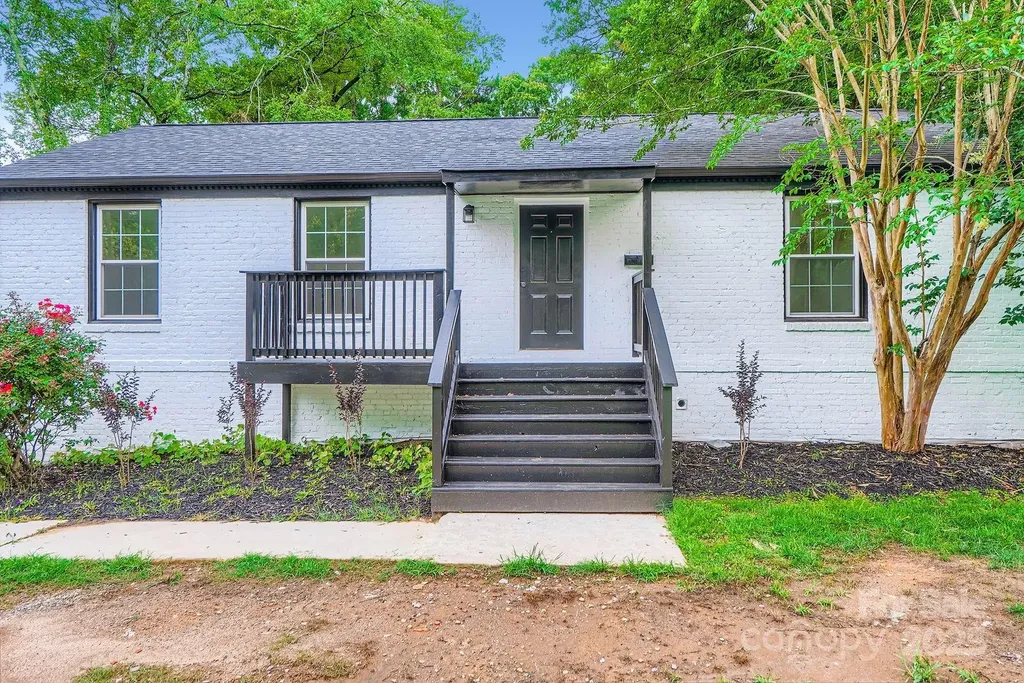 1224 E Woodlawn Road Charlotte NC 28209