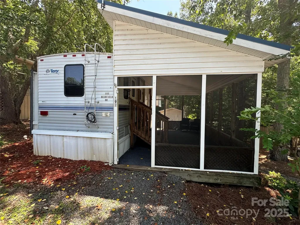 111 Deerfield Drive New London NC 28127