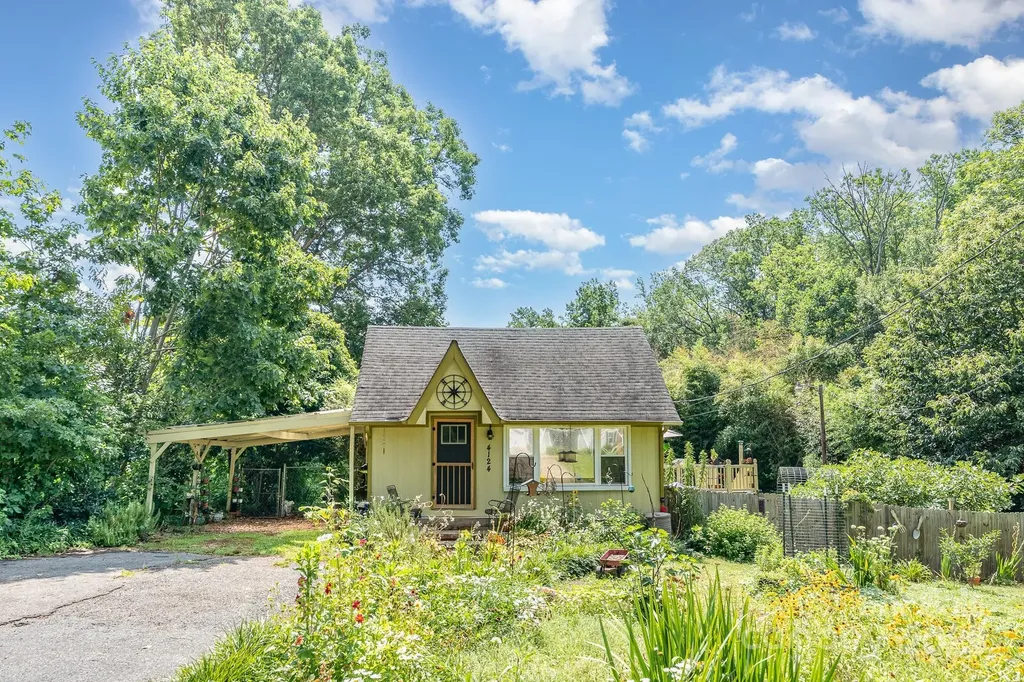 4124/4118 Oakwood Road Charlotte NC 28269