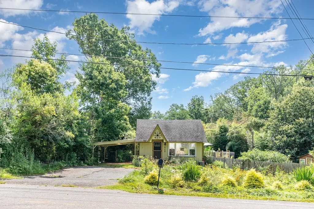 4124/4118 Oakwood Road Charlotte NC 28269