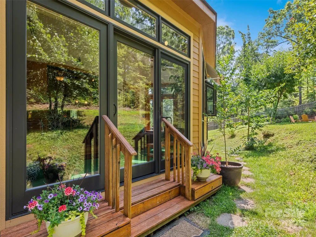 2675 Holbert Cove Road Saluda NC 28773