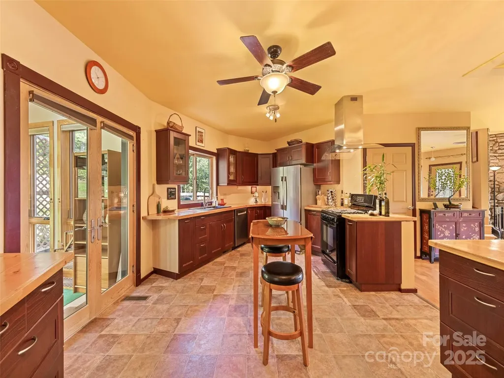2675 Holbert Cove Road Saluda NC 28773