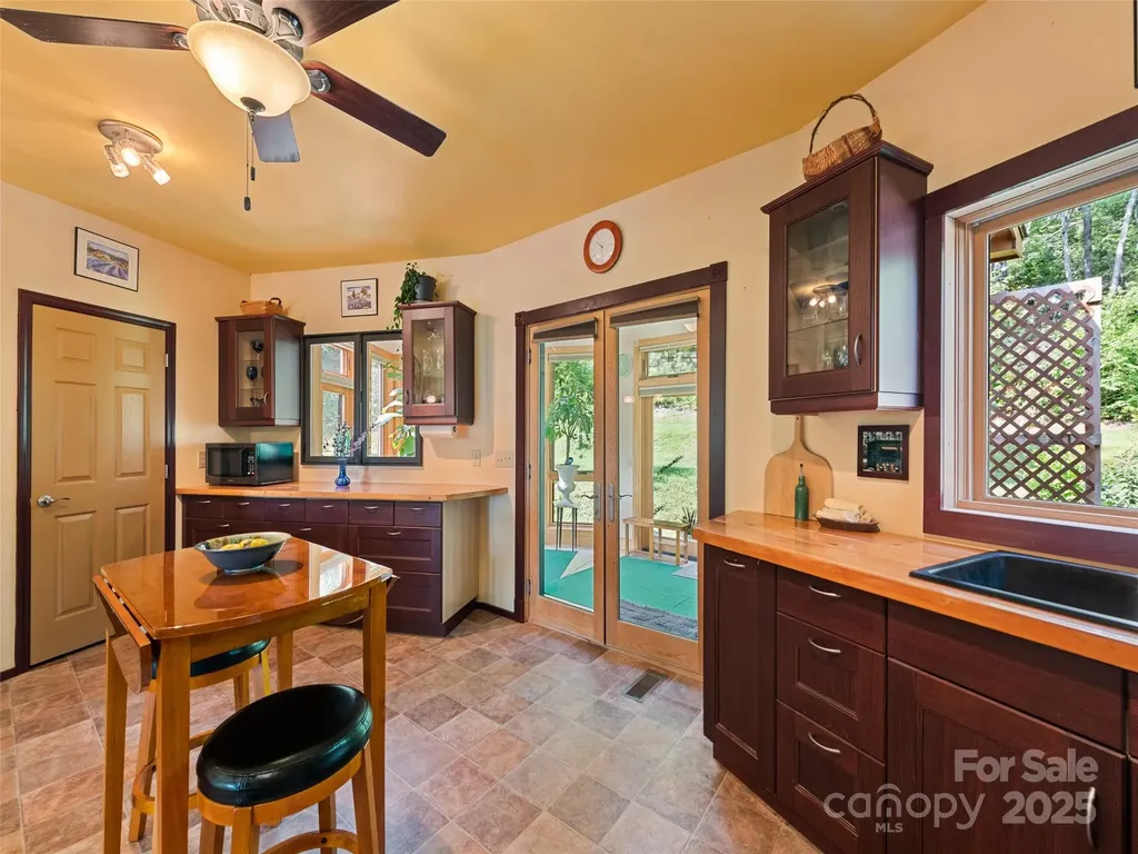 2675 Holbert Cove Road Saluda NC 28773