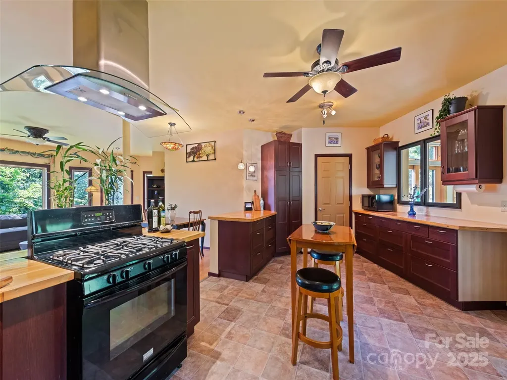 2675 Holbert Cove Road Saluda NC 28773