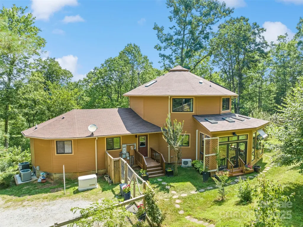 2675 Holbert Cove Road Saluda NC 28773